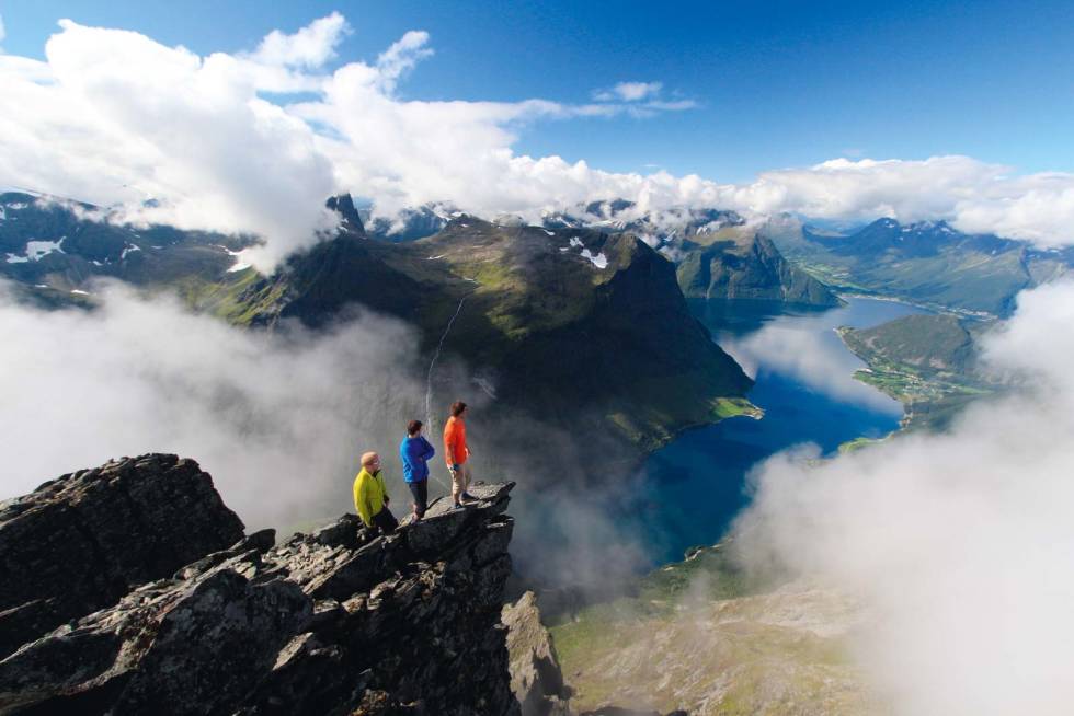 Høydepunkt: Fra Slogen ser man havet, romsdalsfjella og langt mot øst. Foto: Oddbjørn Flø Climbers-book-4