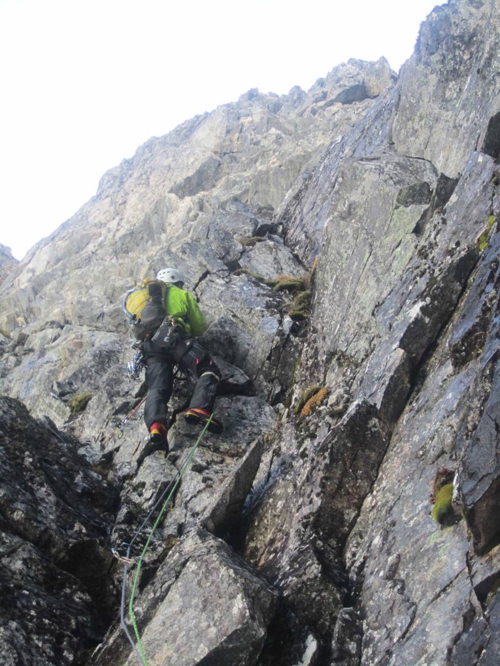 Fjellklatring: Åsmund Vaage leder an opp den bratte veggen fra Armstrong-Vigdal til sørryggen av Slogen. Foto: Stig Helset Climbers-book-6