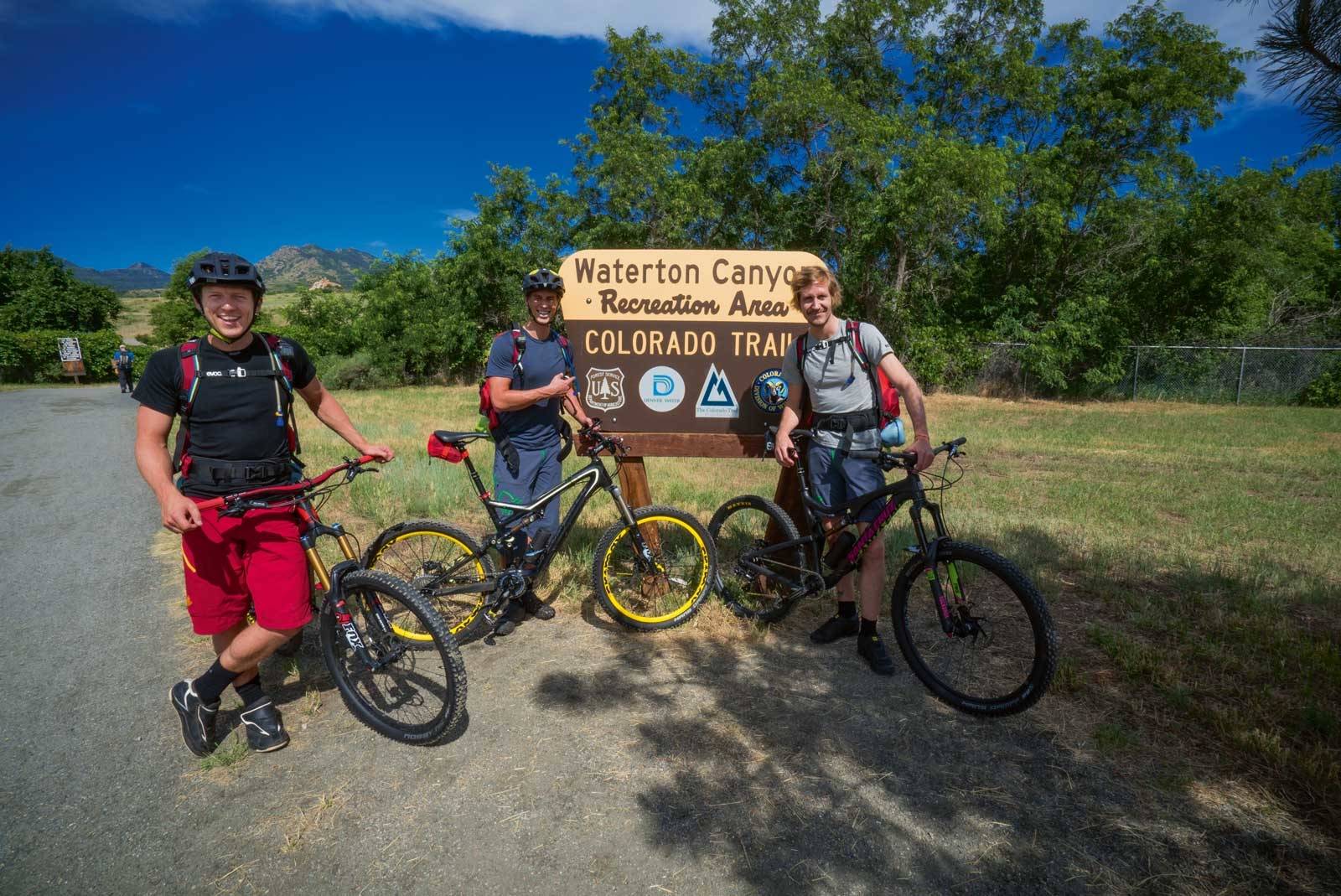 DER ALT BEGYNNER: Stien begynner utenfor Denver. Vi syklet en halvtime på grus før selve stien begynte. Den første etappen var 65 kilometer. Det hadde blitt lite oppkjøring på Jakob spesielt, vi var spent på oppakning, vær og temperatur. Fra stedet hvor dette bildet ble tatt, er det fire dager til neste sted hvor man treffer mennesker og kan proviantere. Fra venstre; Jonas, Andreas og Jakob. Colorado-Trail-2