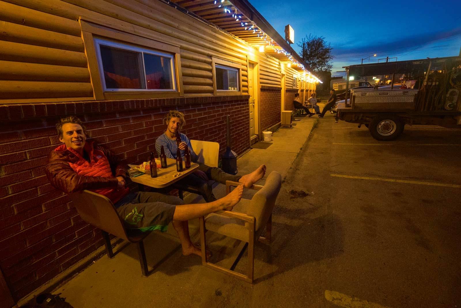 LUKSUS: Når vi kom til Leadville etter fire dager, var det hviledag. Det var en bra avgjørelse, vi fikk ny energi, fikk vasket og dusjet oss. I Leadville sjekket vi inn på motel. Der fikk vi selskap av en pickup med gruvearbeidere, som slo seg ned på parkeringsplassen og begynte å grille bak på lasteplanet på pickupen. Det var hyggelige folk, men det var en merkelig situasjon å prate med folk som gikk med store pistoler i beltet. I Leadville fikk vi proviantert før vi syklet videre. Colorado-Trail-6