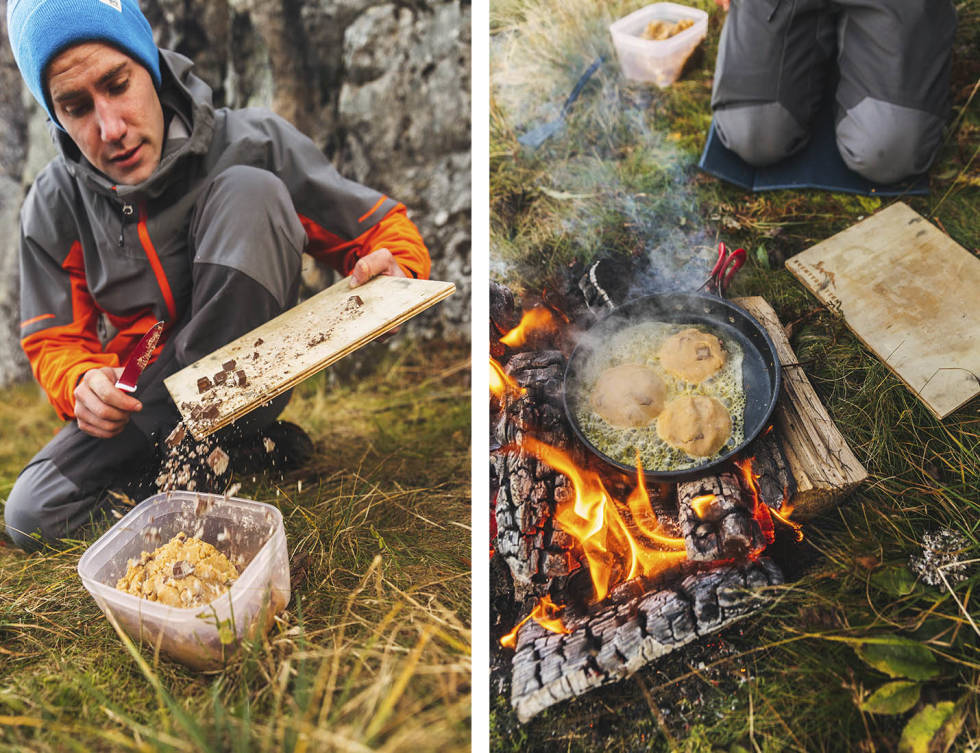 GODBITER: Hvis du forvarmer panna på bålet, vil cookiesene stekes raskere. Foto: Jon Hobberstad cookies med sjokoladebiter