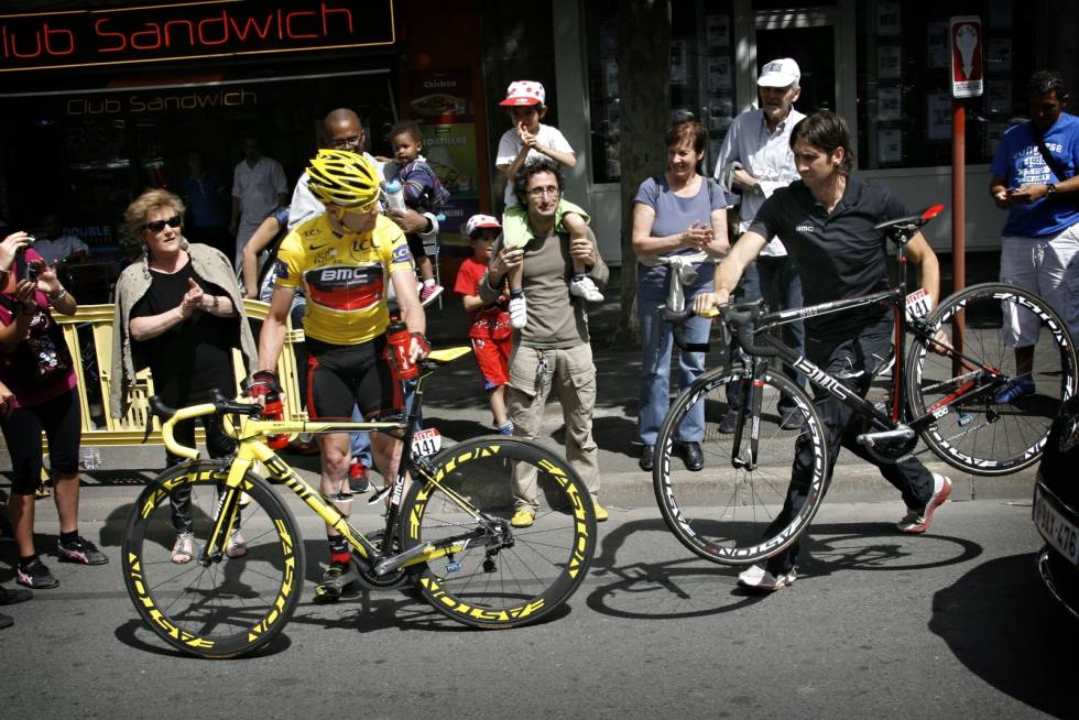 SYKKELBYTTE: Cadel Evans byttet ut den bælstive Impec-sykkelen han brukte på defileringen inn til Paris med sin vanlige TeamMachine da sisteetappen dro seg til. Foto: Corvos Cadel Evans BMC Impec