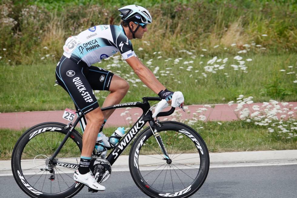 LANGE ARMER: Alessandro Petacchi strekker seg ut over sin Specialized i størrelse 54. Foto: Corvos. petacchi