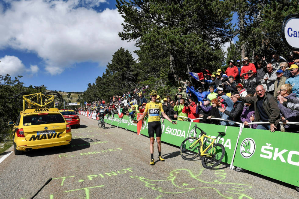 FOR LITEN: Den gule Mavic-sykkelen, som bare var en lakert Canyon Ultimate, var alt for liten for Chris Froome, som strevde i noen hundre meter opp Mont Ventoux. FOTO: Cor Vos Chris Froome, Tour de France, Mont Ventoux