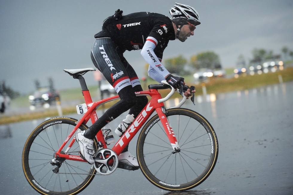 AERO ER ALT: Ryder Hesjedal når akkurat fram til styret på sin Trek-sykkel. Foto: Corvos Hesjedal