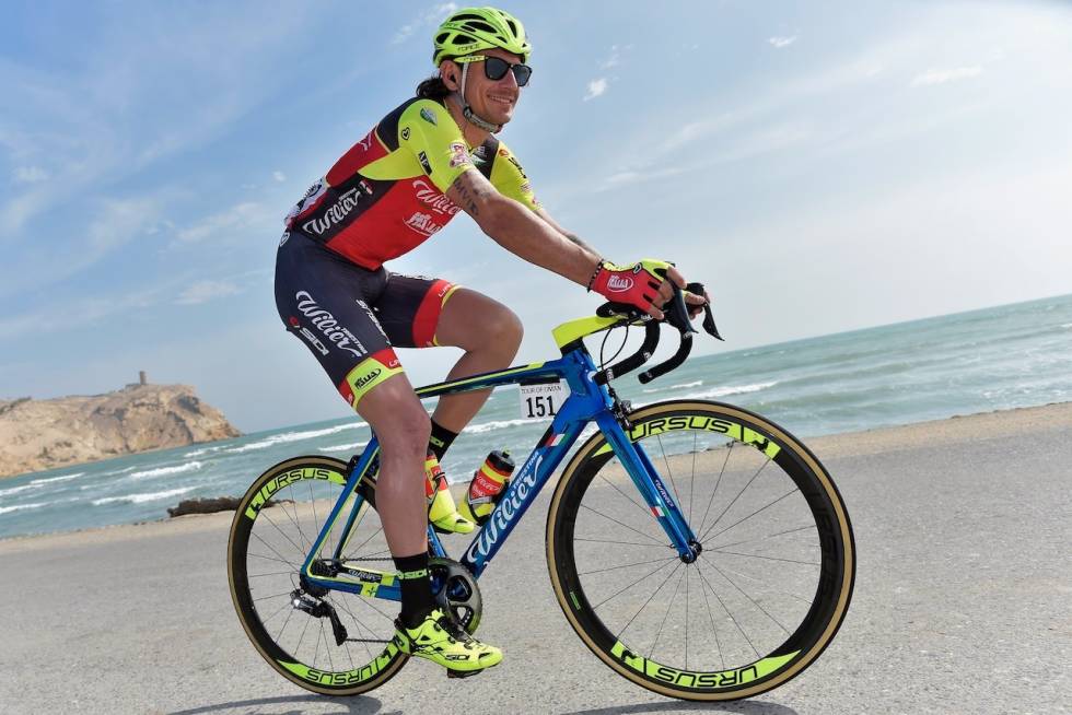 LANGT FRAMME: Filippo Pozzato får plass til ekstra mye fluo bang med 140 mm langt stem. Foto: Corvos PIPPO POZZATO