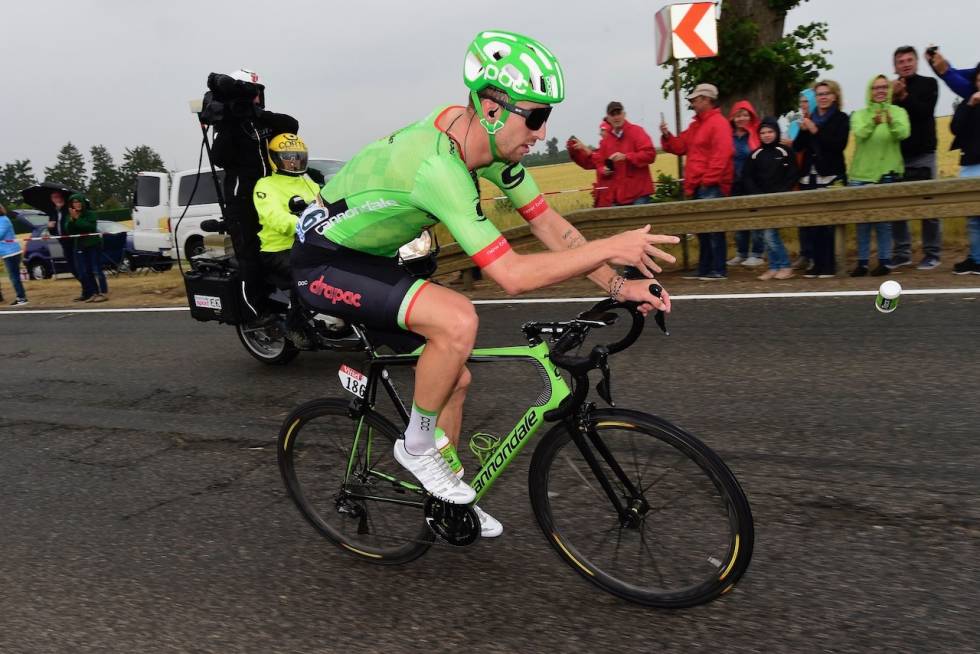 EKSTRA LANG: Taylor Phinney med 140 mm lang stem og lovlig kast av flaske. Foto: Corvos. Taylor Phinney