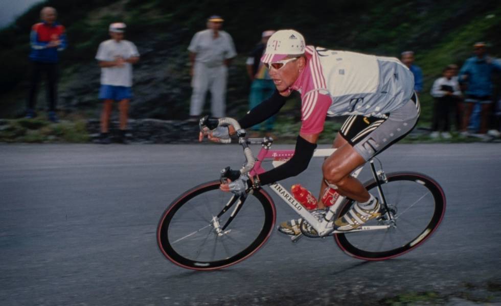 HISTORISK LANGT: Jan Ullrich fikk laget Pinarello-syklene sin på mål, men foretrakk likevel 130 mm langt stem. Her i 1997. Foto: Corvos Jan Ullrich 1997