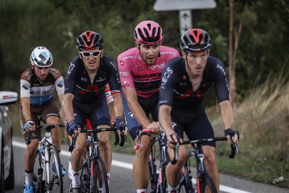 FRA START: Dennis tauet på Geraint Thomas på klatreetappen til Etna før Thomas krasjet ut. Foto: Corvos Rohan Dennis