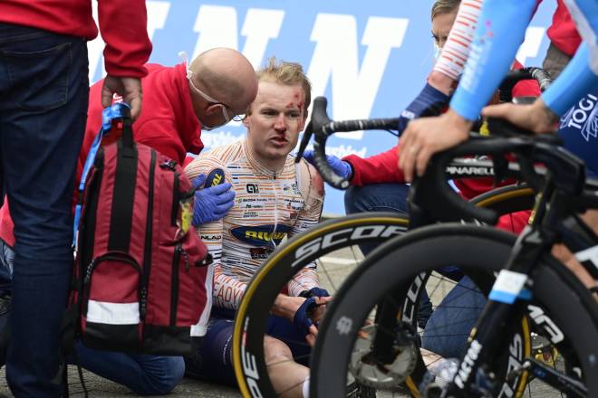 SMELL: August Jensen ble kjørt i bakken av Pascal Anckermann i Scheldeprijs, og endte sesongen med hjernerystelse. FOTO: Cor Vos SMELL: August Jensen ble kjørt i bakken av Pascal Anckermann i Scheldeprijs, og endte sesongen med hjernerystelse. FOTO: Cor Vos