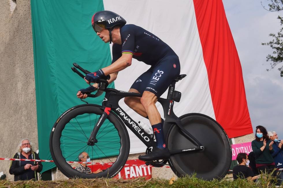 PÅ TEMPOSYKKELEN: På den siste etappen i Milano fikk Dennis syklet sin Pinarello Bolide til en tredjeplass. Lagkamerat Ganna tok etappeseieren. Foto: Corvos ROHAN DENNIS