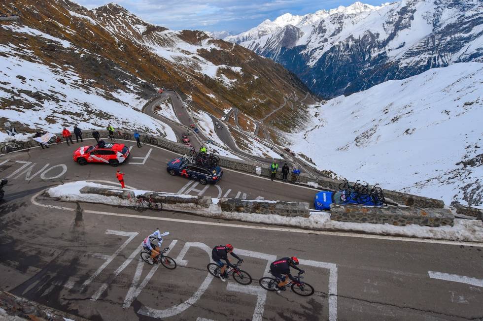 CIMA COPPI: Dennis fikk æren av å runde Stelvio som førstemann. Cima Coppi-premien var en fin bonus. Foto: Corvos Rohan Dennis til Stelvio