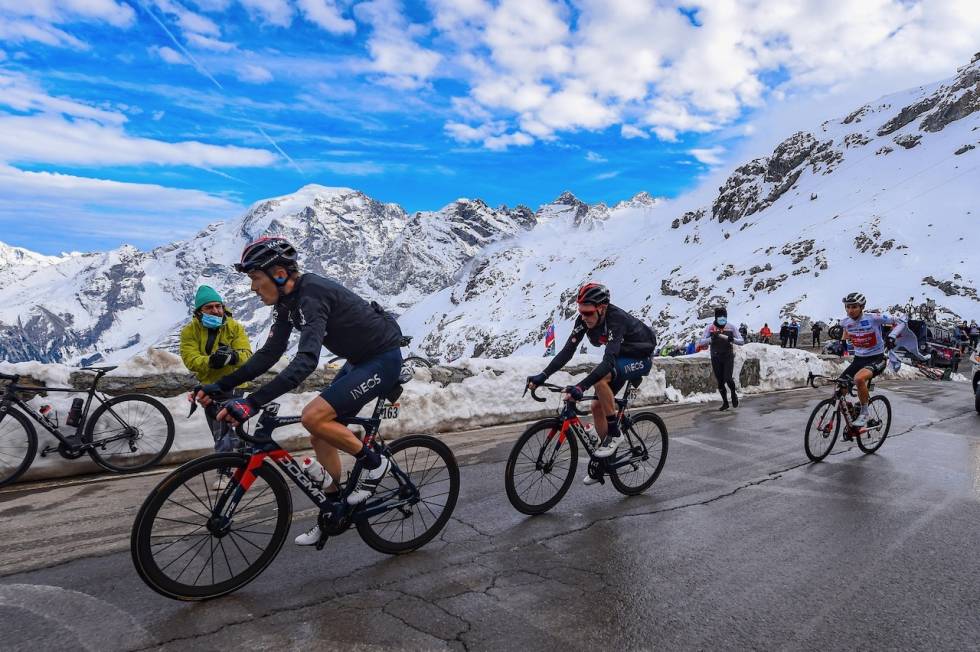 HARDT ARBEIDENDE: Rohan Dennis forlot ikke Geoghegan Hart et øyeblikk oppover Stelvio. Her har Jay Hindley endelig klart å få på seg regnjakka også. Foto: Corvos Rohan Dennis