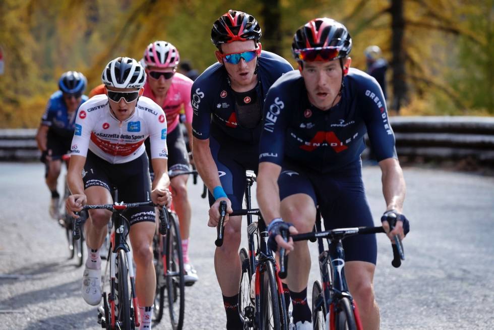 LOKOMOTIV: Rohan Dennis tauet utrettelig på Tao Geoghegan Hart og hans konkurrenter, Jay Hindley og Wilco Kelderman. Foto: Corvos ROHAN DENNIS