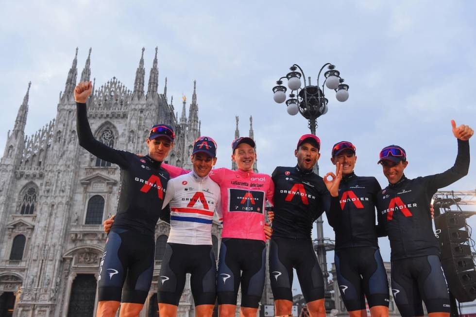 PÅ VINNERLAGET: Få trodde at Rohan Dennis ville være en viktig brikke i en GT-seier i 2020. Her Ineos-Grenadiers på pallen i Milano. Fv: Salvatore Puccio, Ben Swift, Tao Geoghegan Hart, Filippo Ganna, Rohan Dennis, Jonathan Castroviejo og Jonathan Narvaez. Foto: Corvos TEAM INEOS GRENADIERS