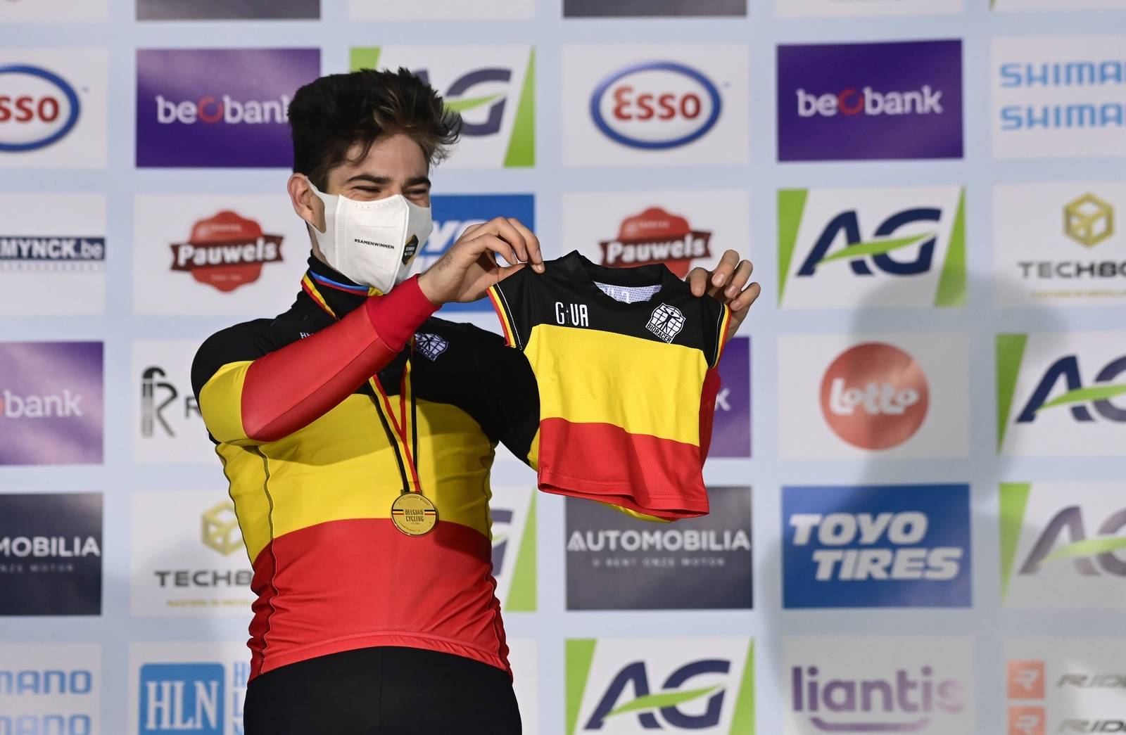 BLE PAPPA: Tidligere denne uken ble Wout van Aert far for første gang, og fikk også en trøye til sin nyfødte sønn Georges. FOTO: Cor Vos CORVOS_00032809-049