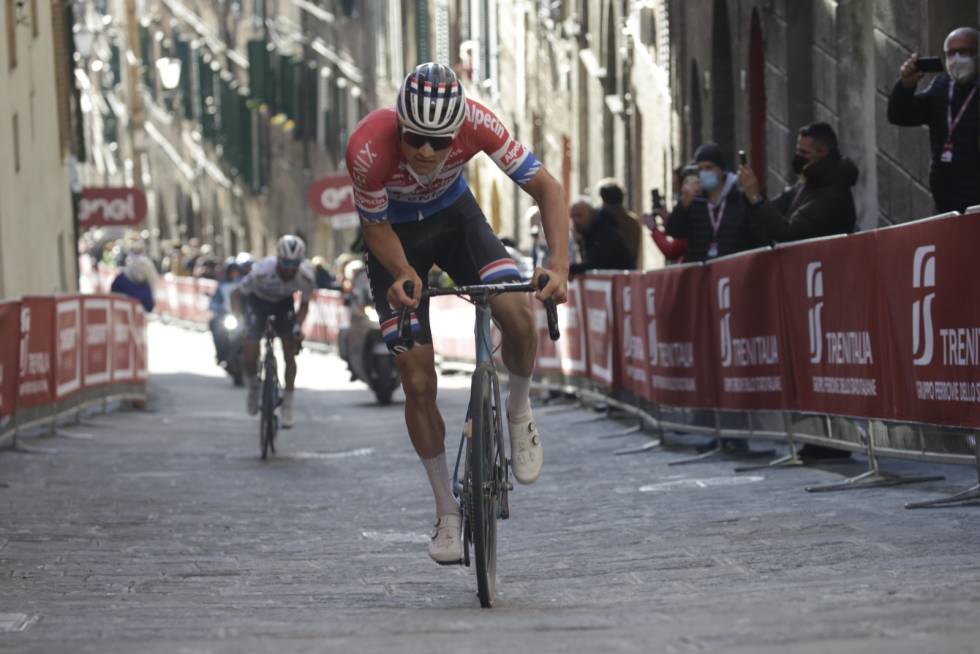 AVGJØR: Mathieu van der Poel var utilnærmelig i den siste bakken. Her distanserer han Julian Alaphilippe. Foto: Cor Vos CORVOS_00032931-053