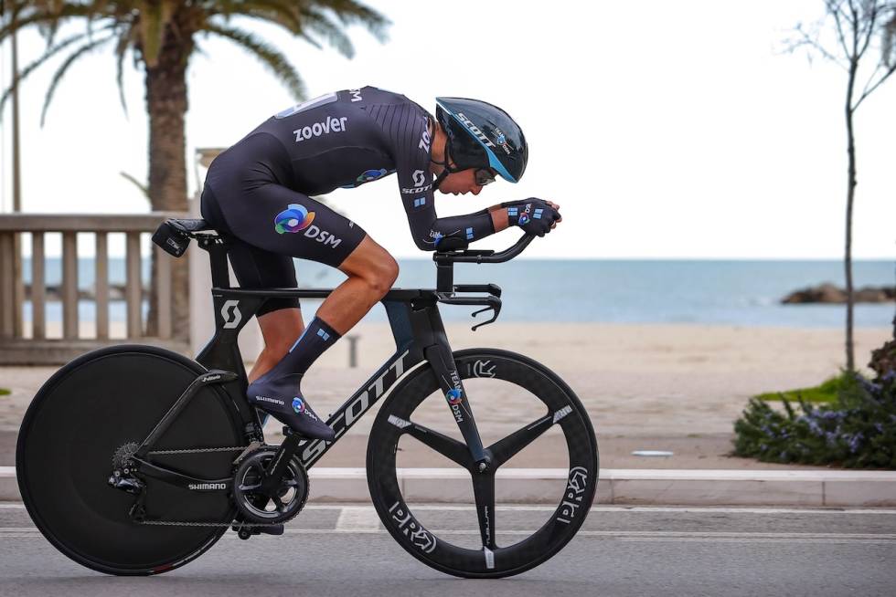 AKILLESHÆL: Romain Bardet vil slite med å vinne Touren hvis han ikke forbedrer seg på tempo. Det kan se ut som om han har mer å gå på på den nye Scott-sykkelen også. Foto: Corvos Romain Bardet