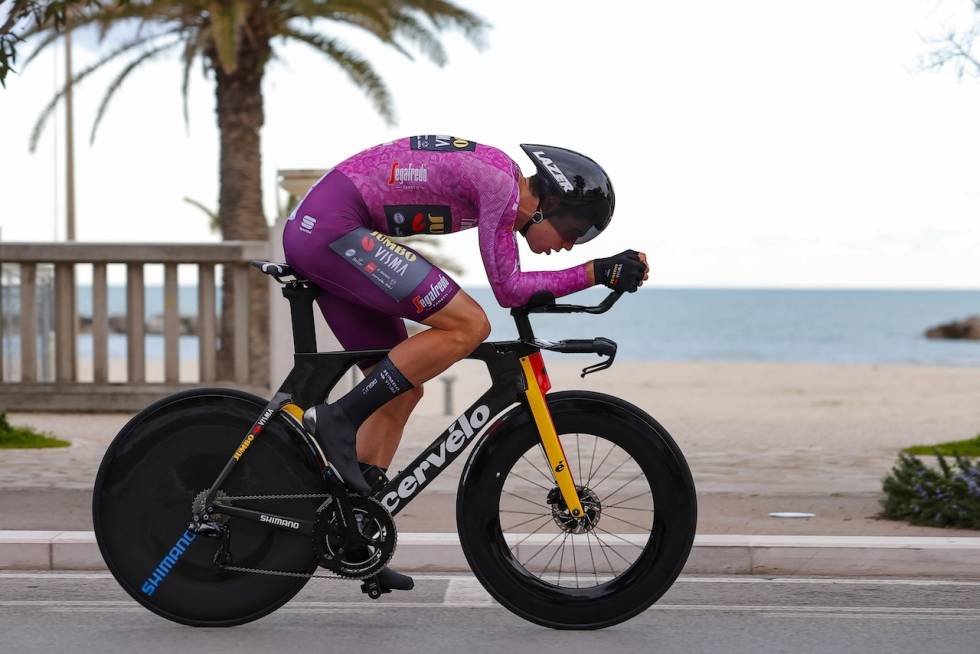 ETTER BOKA: Alle som vil sitte riktig på en temposykkel vil nå studere sittestillingen til Wout van Aert. Foto: Corvos Wout Van aert