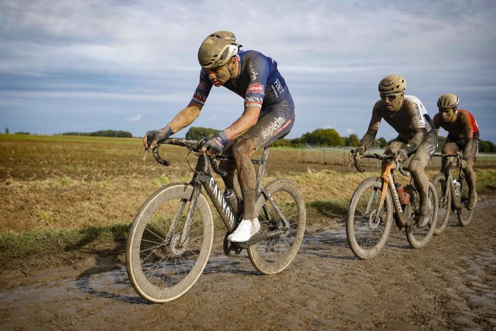 PÅ HJUL: Sonny Colbrelli brukte Mathieu Van Der Poels kjørestyrke og -vilje til sin egen vinning. Foto: Cor Vos. Paris ROubaix 2021