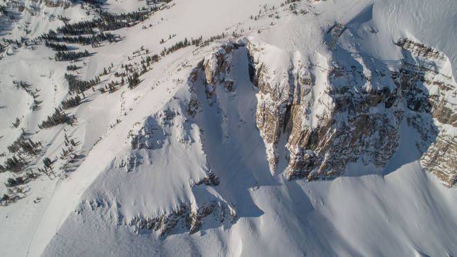 Corbet´s coloir Jackson Hole LEGENDARISK SPOT: Corbet´s coloir i Jackson Hole midt i bildet.