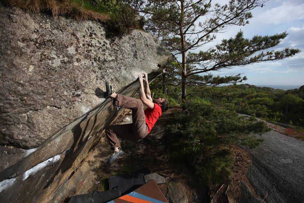 Sannefjord: Arve Rød prøver seg på Malcolms egg (7B+). Foto: Dag Hagen buldrematte sannefjord crachpad malcolms egg