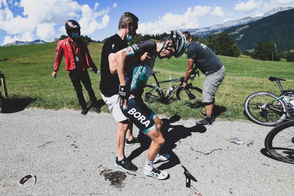 ØDELAGT: Emanuel Buchmann veltet så hardt at det er usikkert om han er klar til Tour de France om to uker. emanuel buchman banan