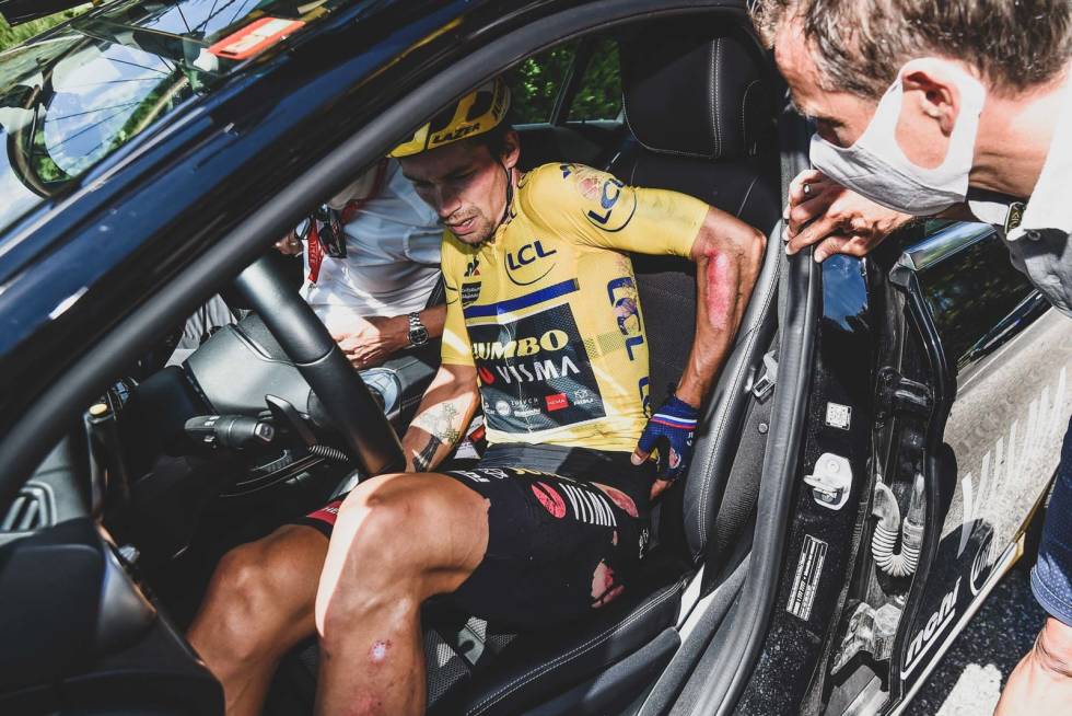 KJØRETUR: Primoz Roglic satte seg i følgebilen etter å ha veltet på rittets nest siste etappe. primoz roglic