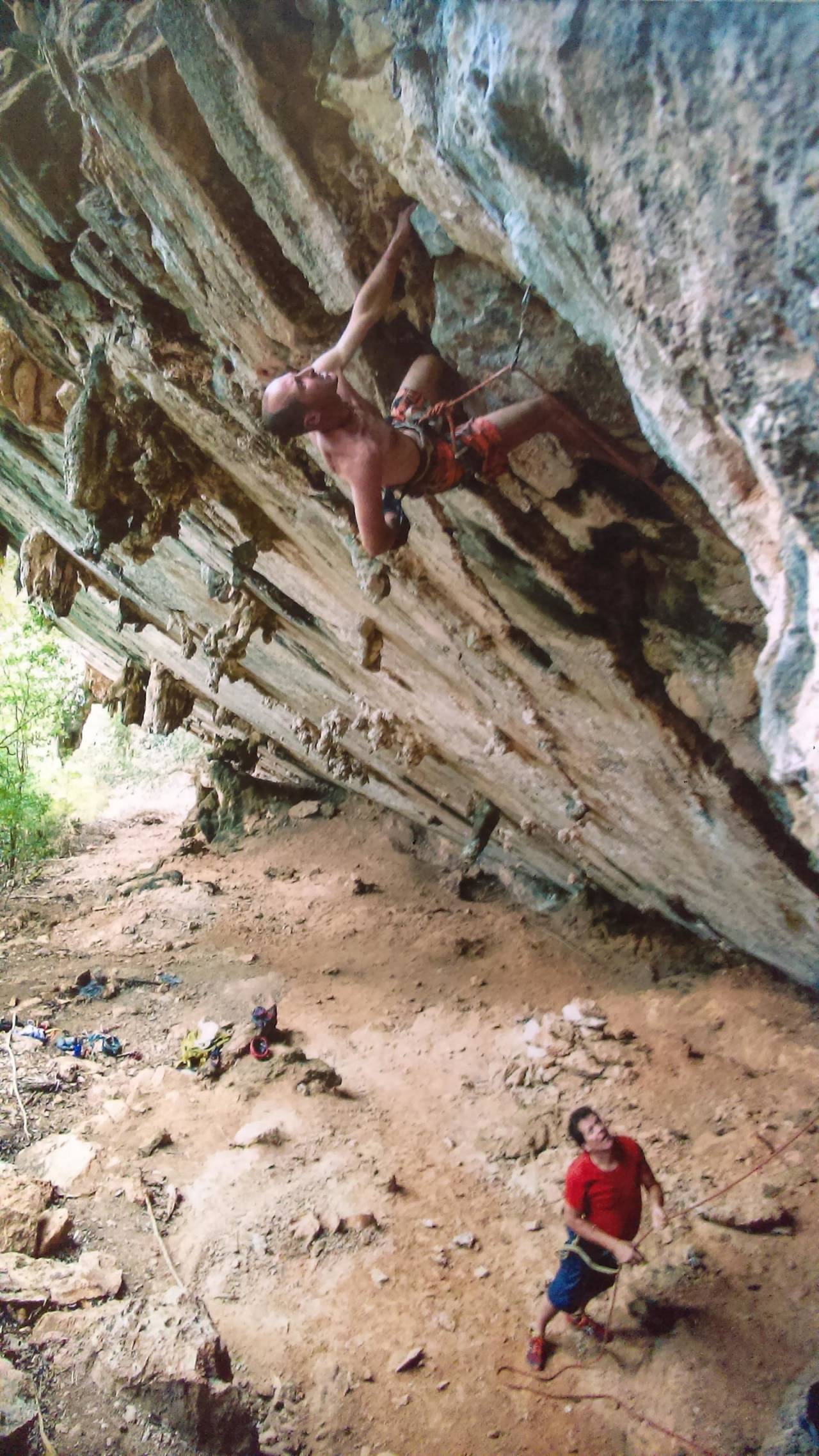 BRATT BRUDESENG: Yarobys García klatrer 7b-ruta «Exstramatromonial» (Stor brudeseng) på sektor Techo del Mundo (Himmelens tak) i Viñales. Foto: Utlånt fra Yarobys García cuba klatring