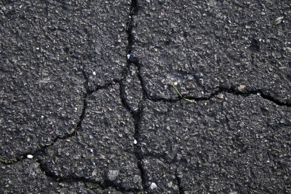 SPREKKER OPP: Asfalten i Maridalen ligger i dårlig terreng, og er heller ikke dimensjonert for dagens trafikkbilde. Illustrasjonsfoto: Henrik Alpers. sprekker i asfalten