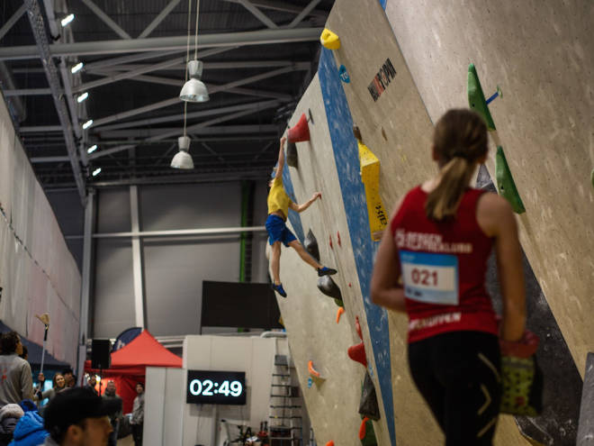 HOPP: Alfred Kirkebø hopper stort til topptaket på et av finalebulderne. Foto: Torbjørn Wiik daf78f8470eb903763a63417aafa540a