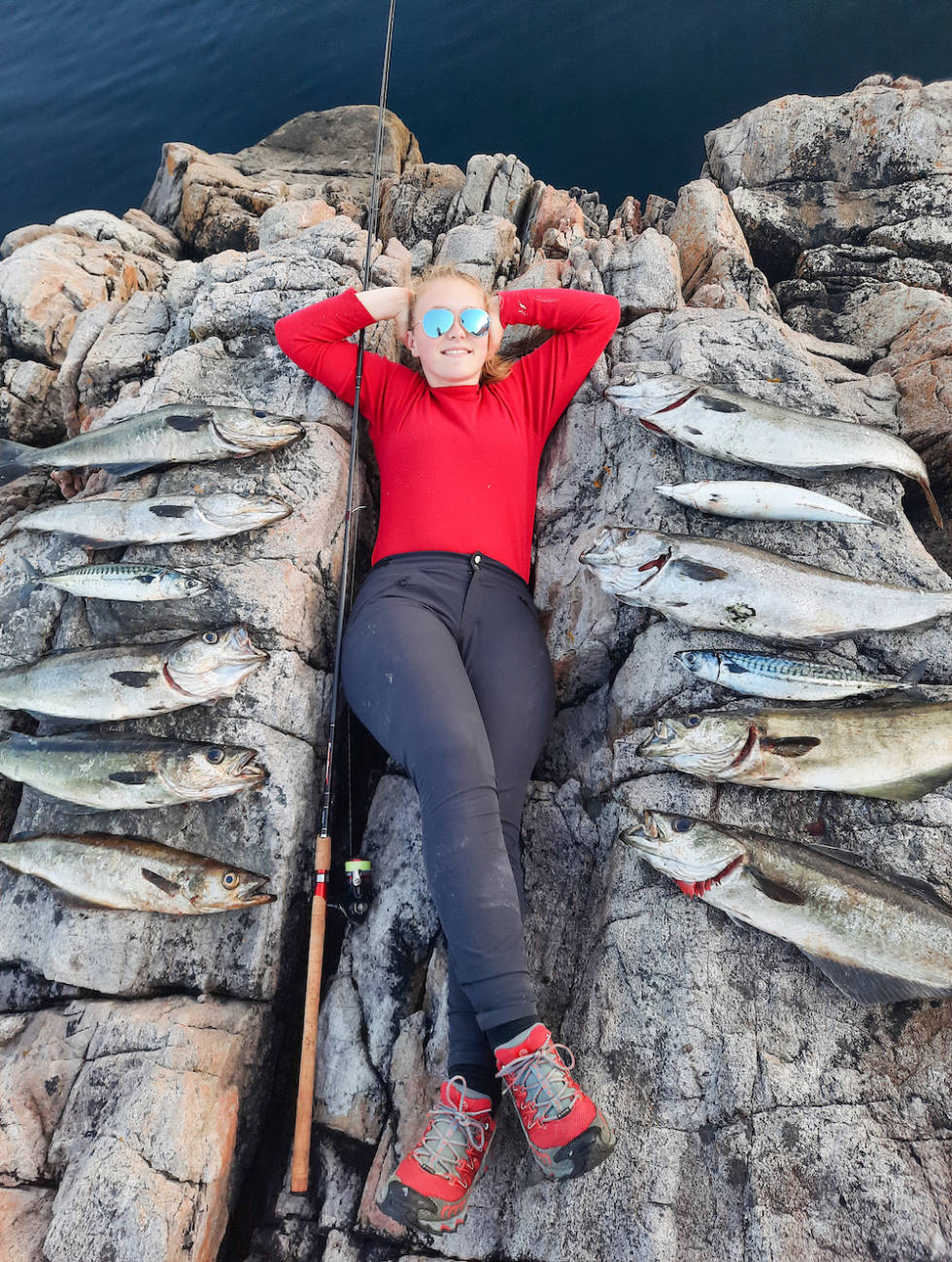 DAGENS FANGST: Avslapning sammen med fiskene før de fileteres. Sloget skal krabbene og måsene få kose seg med. Foto: Jon Olav Larsen dagens fangst makrell og lyr