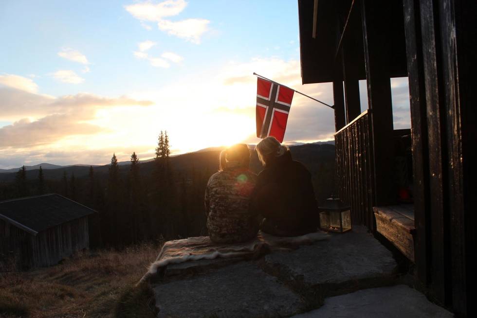 Mor og datter: Kvalitetstid på hytta etter jakt er viktig. Men det prates gjerne om jakt, da også. Damer-på-jakt-10
