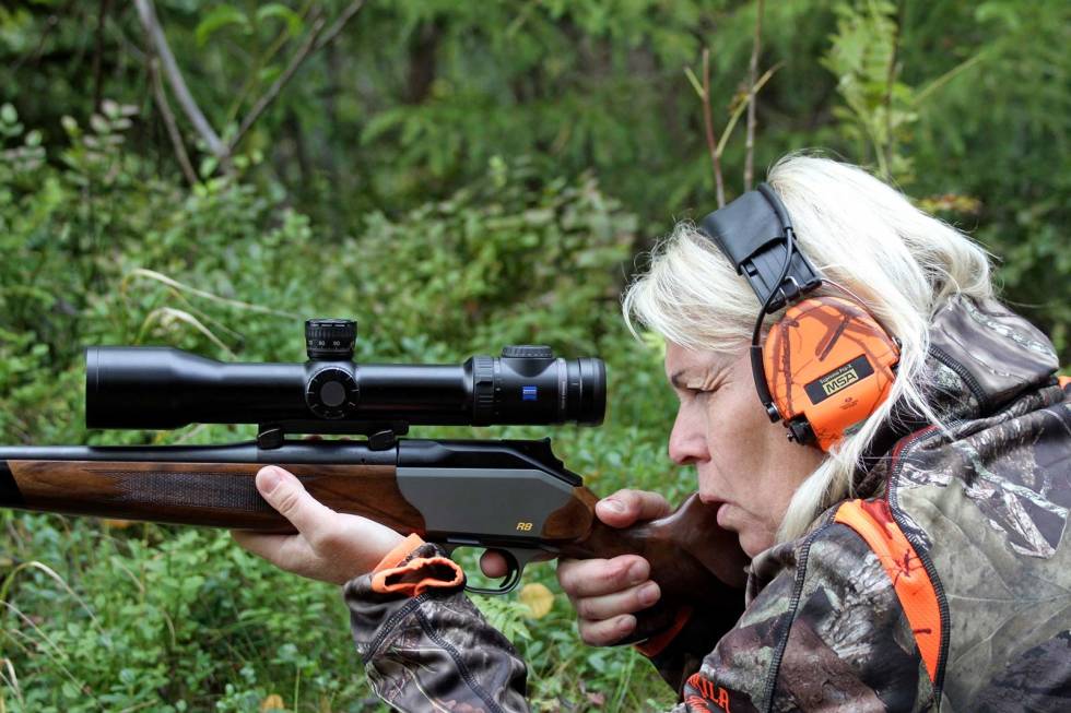 Rifletesting: Marie har bistått JEGER på testing av våpen tidligere. Her tester hun Blaser Intuition for kvinner. Damer-på-jakt-3