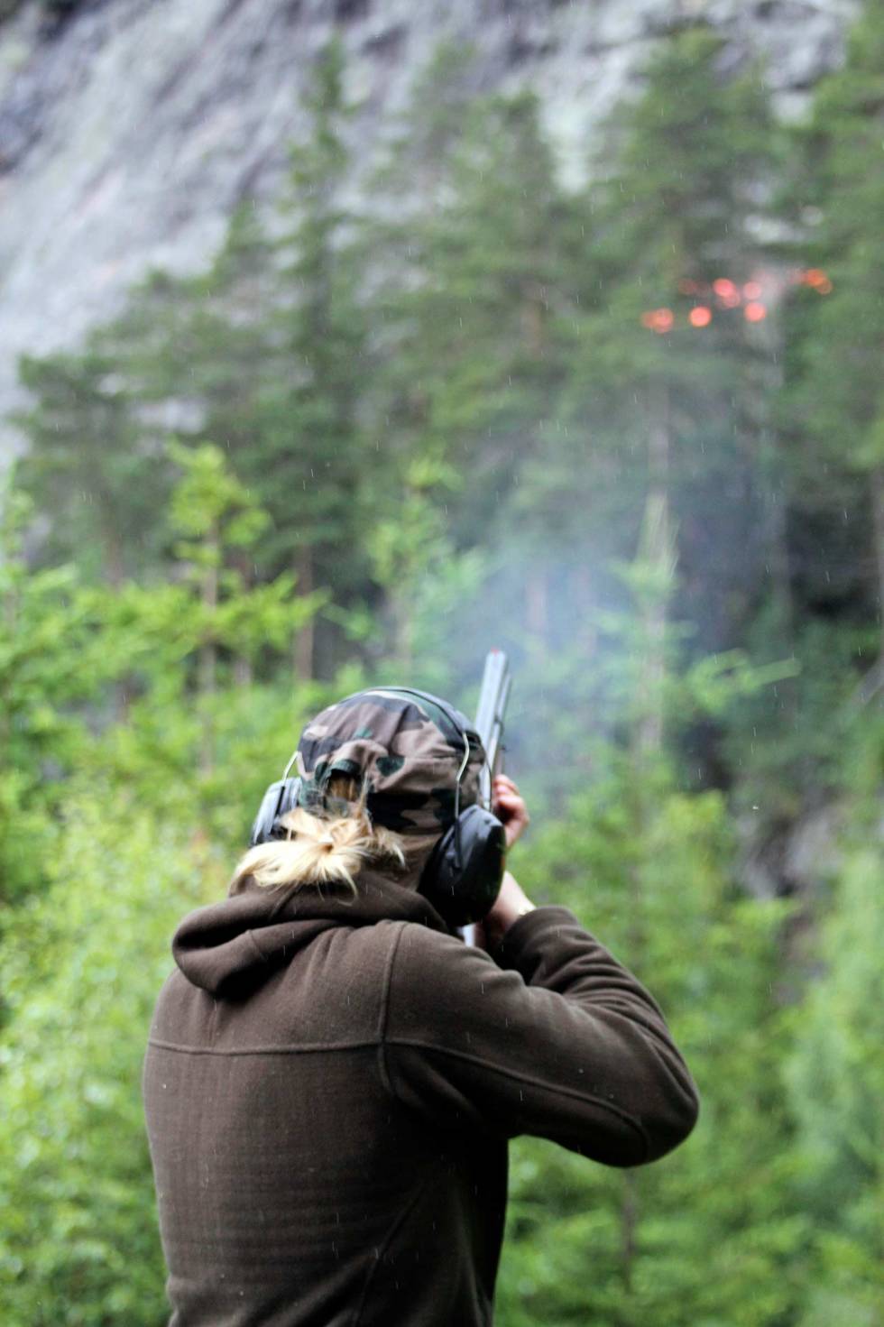 Ikke bare rifle: Marte trener mye skyting, og er en dyktig leirdueknuser med hagla. Damer-på-jakt-4