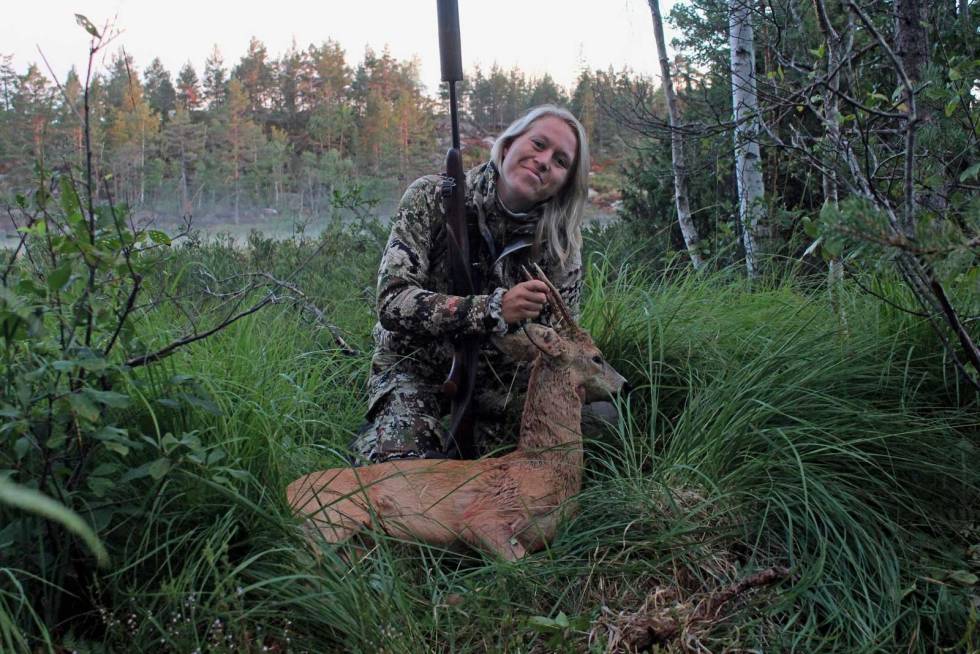 Bukken falt: Marte liker mye forskjellig jakt. Premien hun fikk for bacheloroppgaven skal derfor brukes på en jaktreise. Damer-på-jakt-6