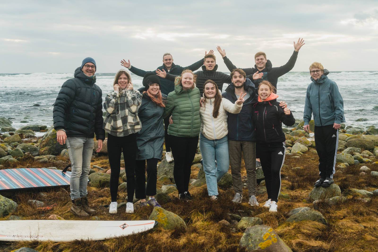 H2O-GJENGEN: Daniel Sørensen og elevene hans på H2O-linja ved Stavern Folkehøyskole hopper gjerne i havet på Saltstein. Sommer som vinter. Bilde: Christian Nerdrum Daniel Sørensen og elevene hans på H2O-linja Stavern Folkehøyskole Bilde: Christian Nerdrum