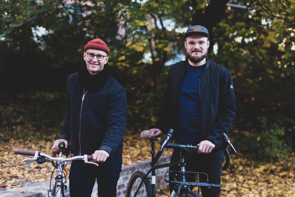 KARTOGRAFER: Daniel Andersson (t.v) og Pavel Sagen har laget de tre kartene over Oslo-markene. Foto: Henrik Alpers. dapa maps