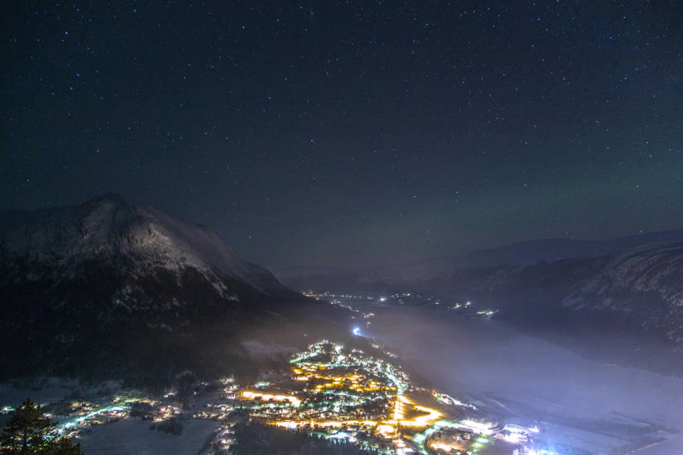 FINT HJEMSTED: Du må ikke dra langt inni skogen eller fjellet for å finne en bra teltplass for natta. Foto: Live Andrea Sulheim nonshaug natt i naturen