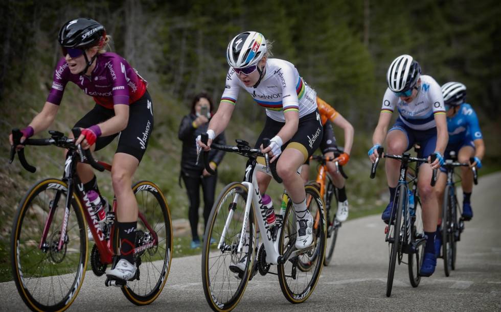 VINNERTRIO: Anna Van der Breggen (midten) vant Vuelta a Burgos 2021, med Annemiek van Vleuten (bak) på andreplass, og Demi Vollering på tredje (i lilla). Katrine Aalerud (Movistar) skimtes bak van Vleuten. Foto: Cor Vos Vuelta a Burgos 2021