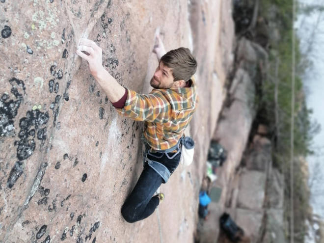 Draumen me ber på:… at noko vidunderleg skal skje. Som å henge på Oslos minste krimp for eksempel. Her er Damtjerns nye stjerneskudd, svenske Kalle Olsson, i aksjon på Draumkvedet (8c). Foto: Paula Voldner påske klatring