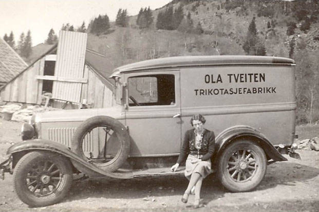 Den første bilen som ble anskaffet av Svale Trikotasje. Foto fra familiens arkiv. Svale trikotasje norlender osterøy