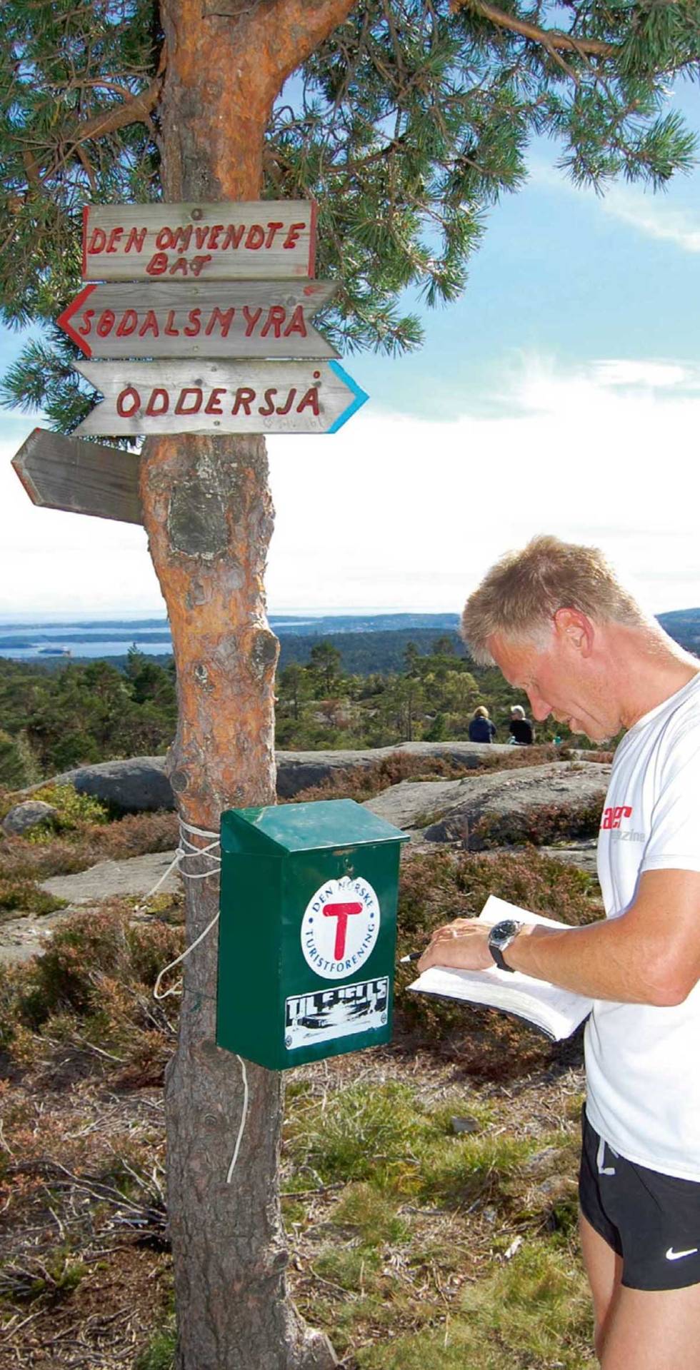 På toppen av Den omvendte båt har Turistforeningen en postkasse hvor du kannotere navn og bli med i trekning av premier. Foto: Torolf Kroglund Den-omvendte-båt-Kristiansand-Torolf-Kroglund-3