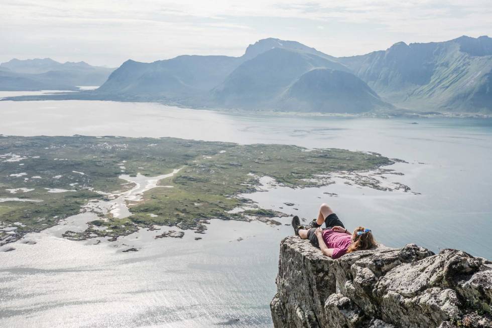 LOFOTEN I SOLSKINN: Sara oppe på fjellet Hoven (368 moh.), et frittstående fjell på Gimsøya. Foto: Jon Olav Larsen den ultimate guiden til Lofoten