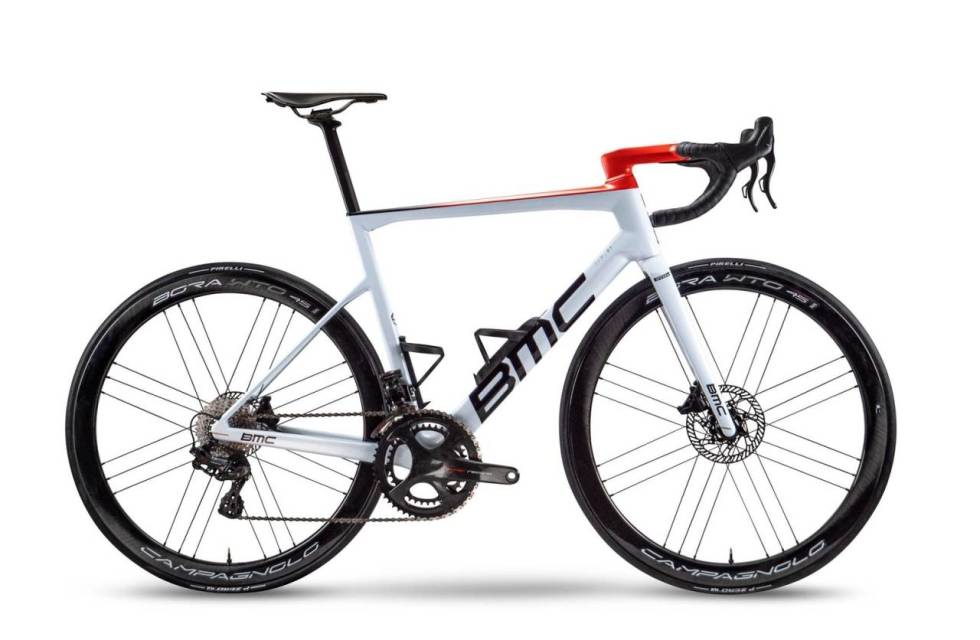 ELEGANT: Perlehvit ramme med rødt styreoppsett og overrør er superelegant. De svarte Campa-delene fullfører uttrykket. BMC TEammachine Ag2r Citroen