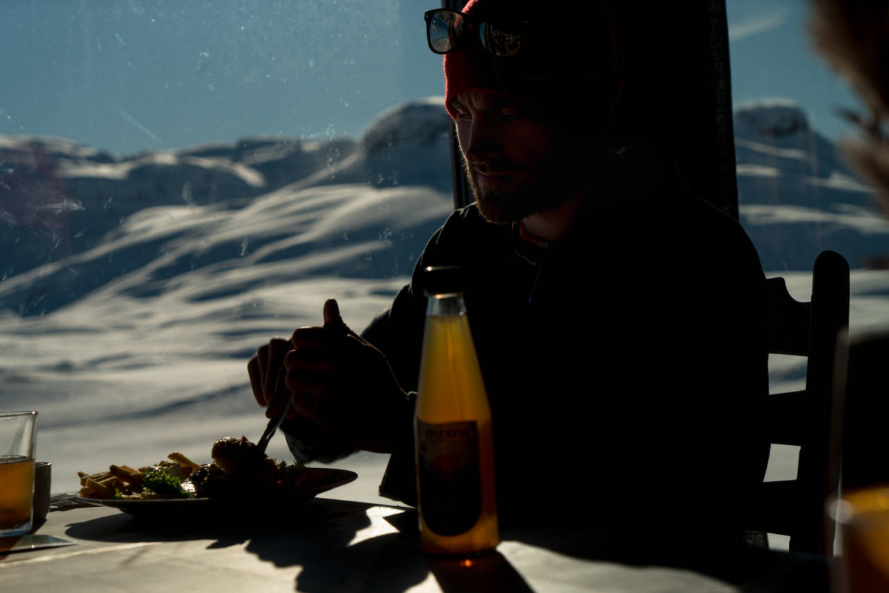 KJØTT ELLER FISK: Dennis Risvoll gikk for burger, mens vi andre valgte fjellørret. Haukeliseter har litt for enhver smak. Bilde: Christian Nerdrum Haukeliseter Dennis Risvoll