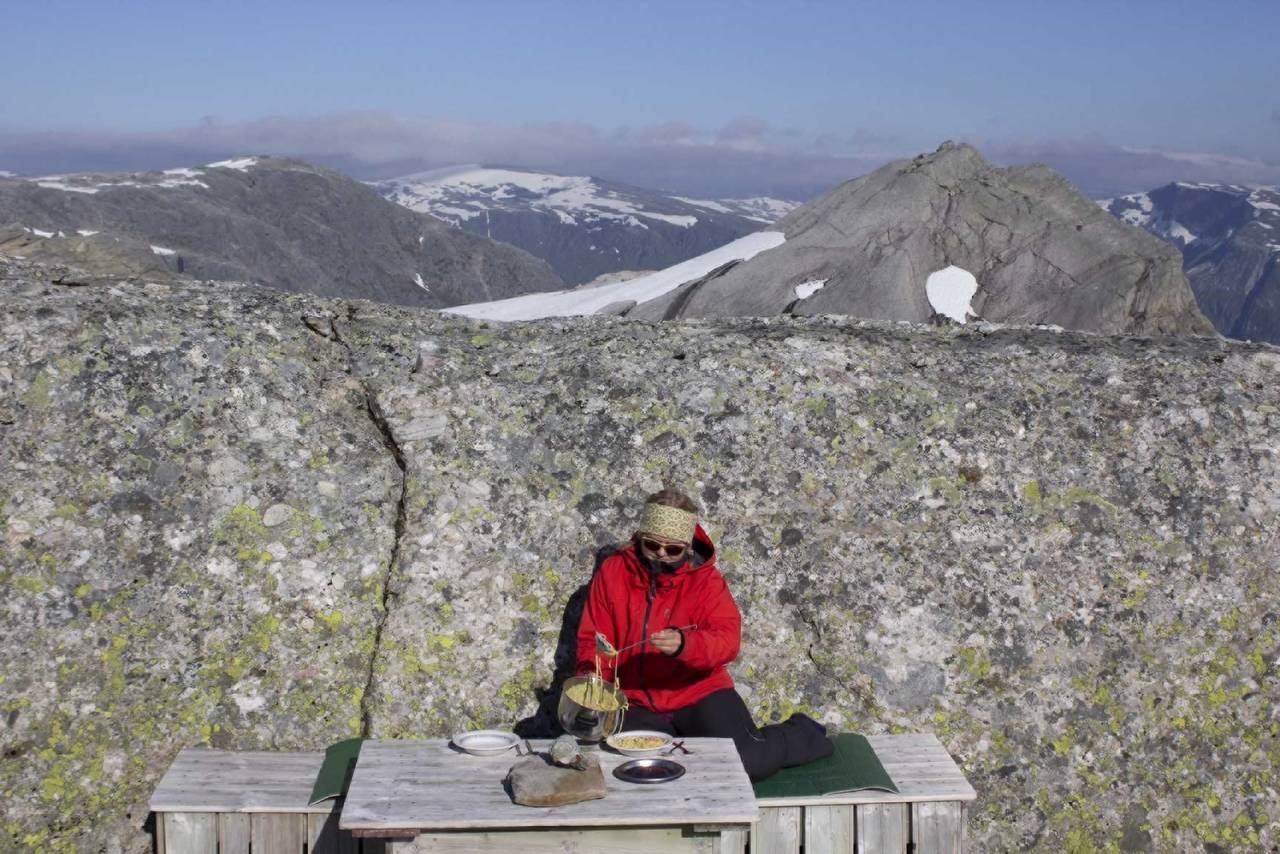 DET GODE LIV: Middag ute i sola. Foto: Sunniva Sørheim friluftsliv tur
