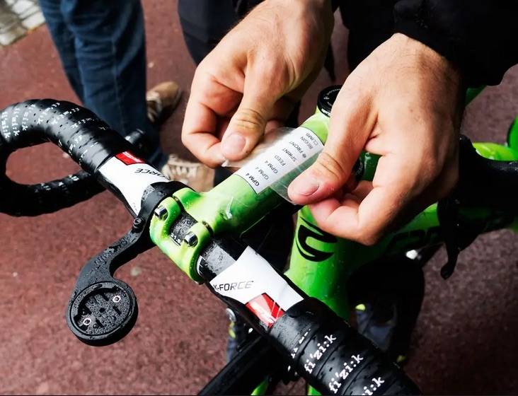 MENTALT FORBEREDT: Stikkord for hvordan du skal klatre kan limes på stemet, slik som proffene. Foto: Cor Vos. detaljer på stemet