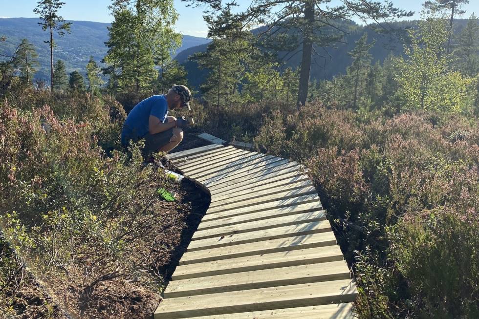 KLOPPING: Jon Terje Svendsen og Christoffer Borge Olsen har jobbet med stinettverket i DrammEnduro i flere seonger, og også i år kommer det nye godbiter som lanseres til rittet 12.juni. Foto: Christoffer Borge Olsen DrammEnduro stibygging