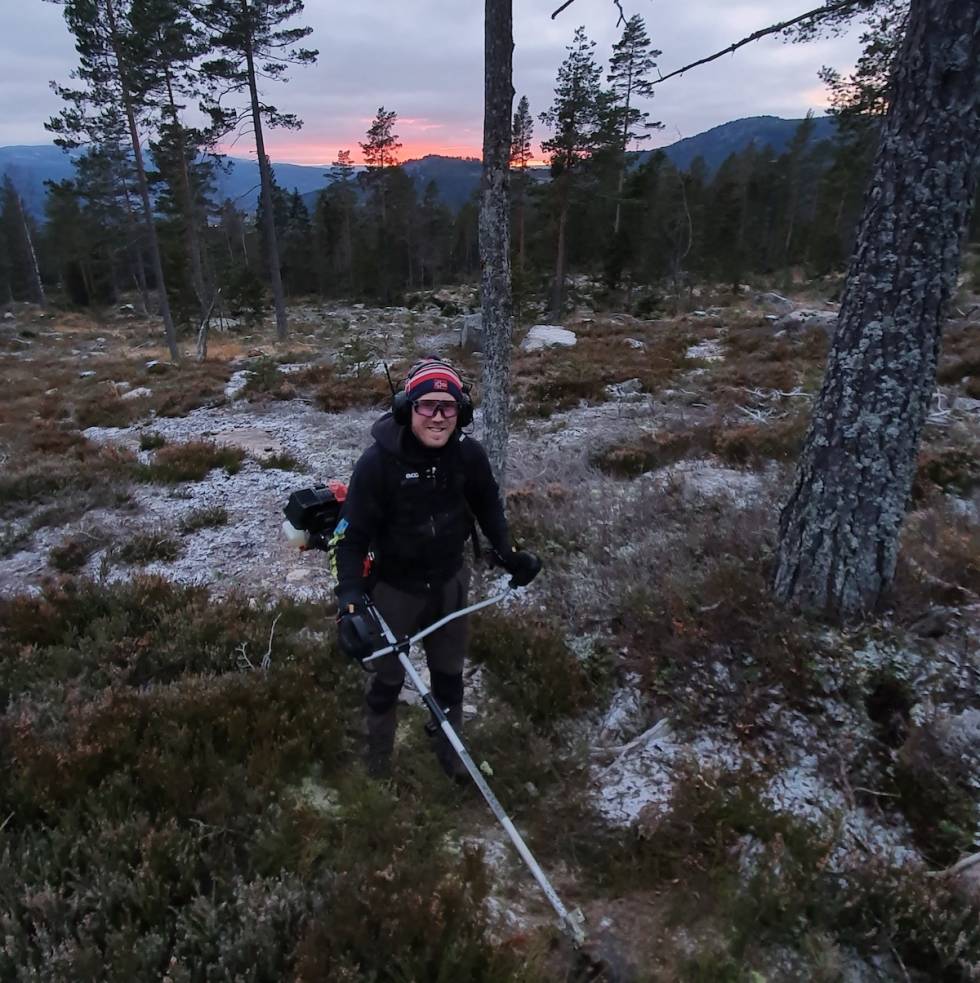 STIBYGGING: Tidlig på våren er en ypperlig tid å rydde nye stier, mener Jon Terje Svendsen, rittleder i DrammEnduro. Foto: Christoffer Borge Olsen DrammEnduro stibygging